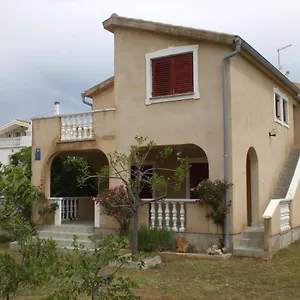Appartamento Vesna, Vir